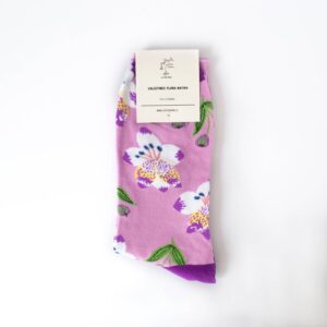 Pack 4 calcetines flora nativa con diseño de flora chilena, vista superior sobre fondo blanco