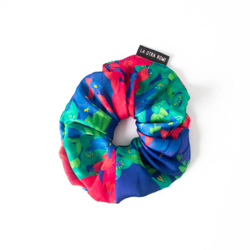 Scrunchie chaguales L visto desde arriba con ilustraciones de flora nativa de Chile, ideal para uso en el cabello