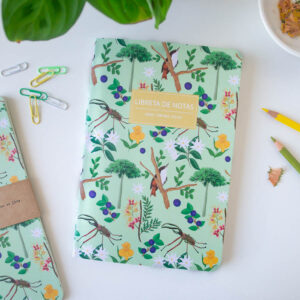 Libreta de notas Bosque Templado con diseño de flora y fauna nativa de Chile, vista superior en contexto de oficina