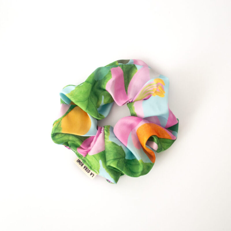 Scrunchie passifloras L visto desde arriba con diseño de flora nativa de Chile sobre fondo blanco