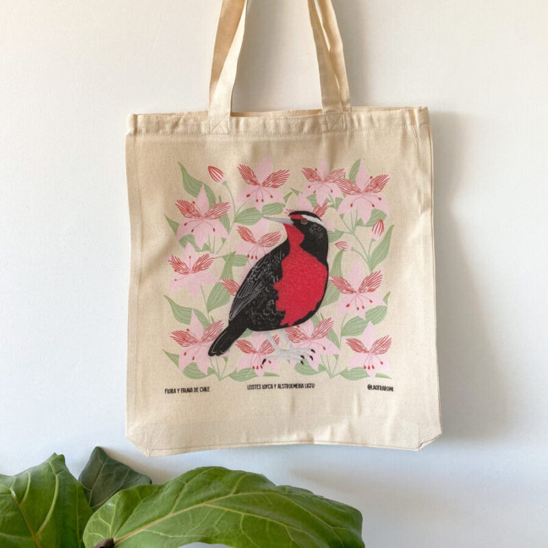 Totebag Loica y Alstroemerias colgada con diseño de flora y fauna nativa de Chile, vista frontal con hojas verdes