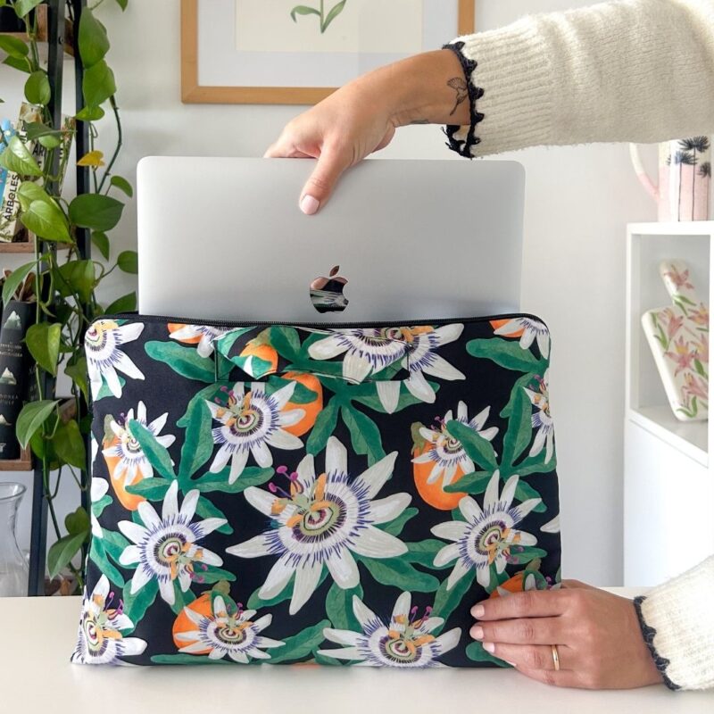 Funda notebook Pasionaria en uso con diseño de flora nativa de Chile, vista frontal en oficina