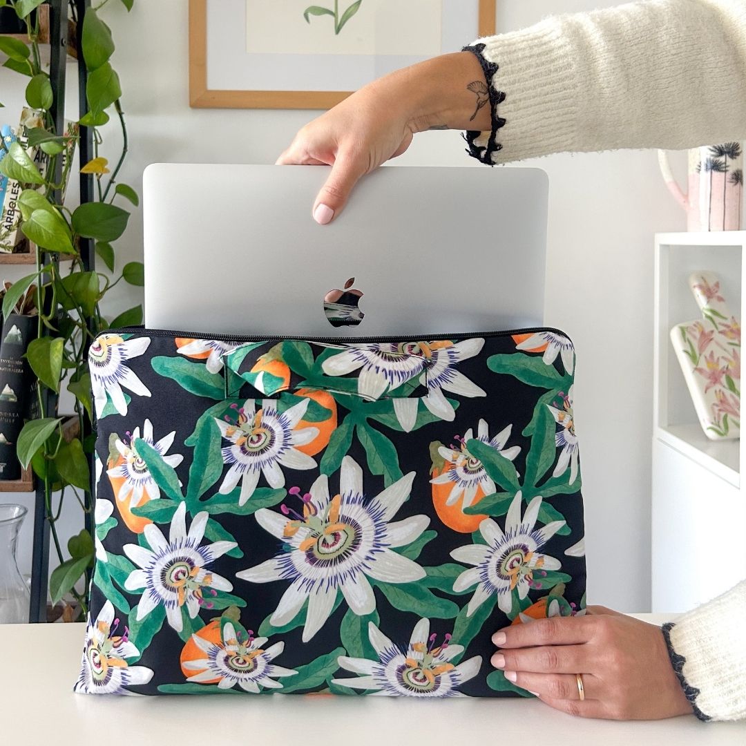 Funda notebook Pasionaria en uso con diseño de flora nativa de Chile, vista frontal en oficina