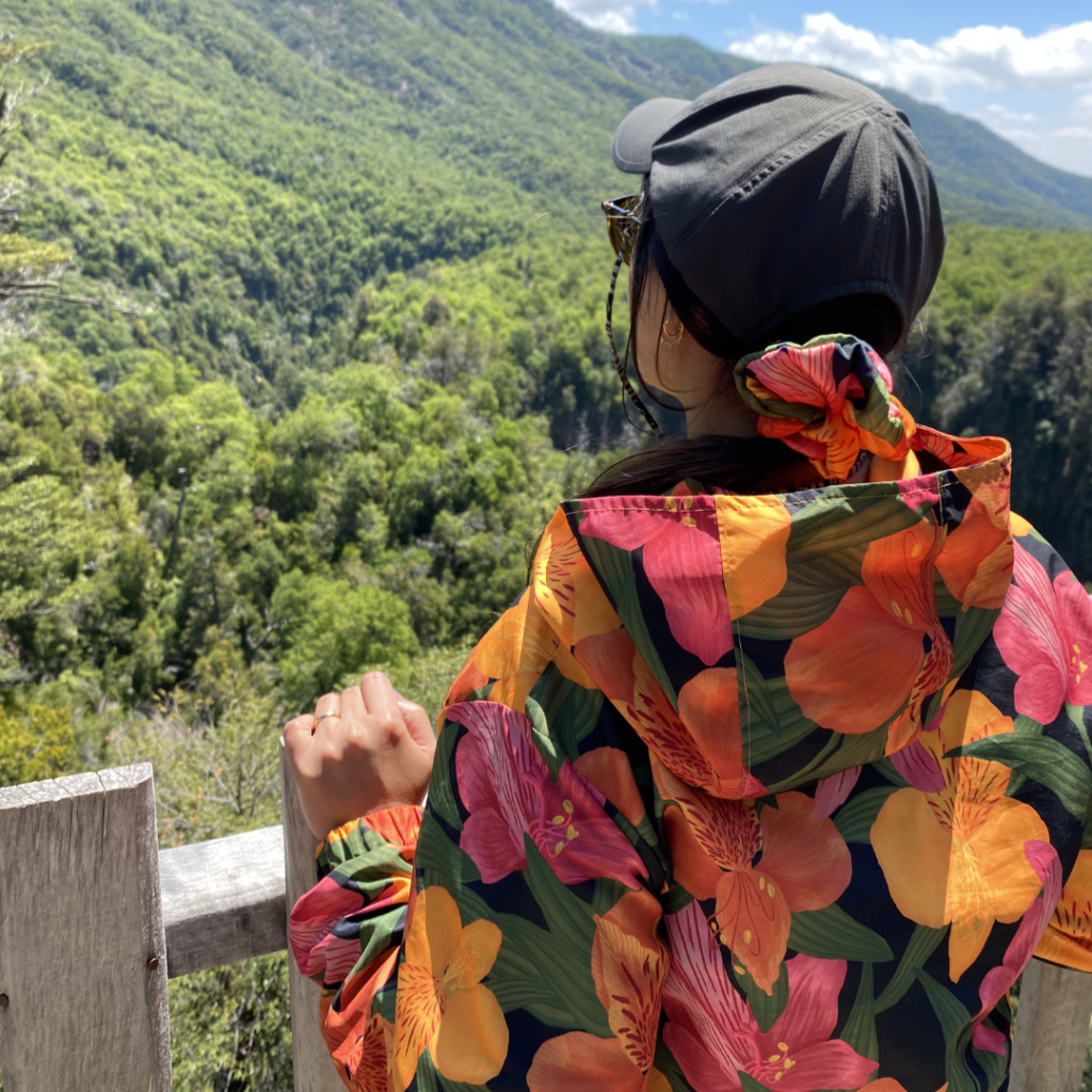 Cortaviento astromelia, modelo de espaldas en bosque