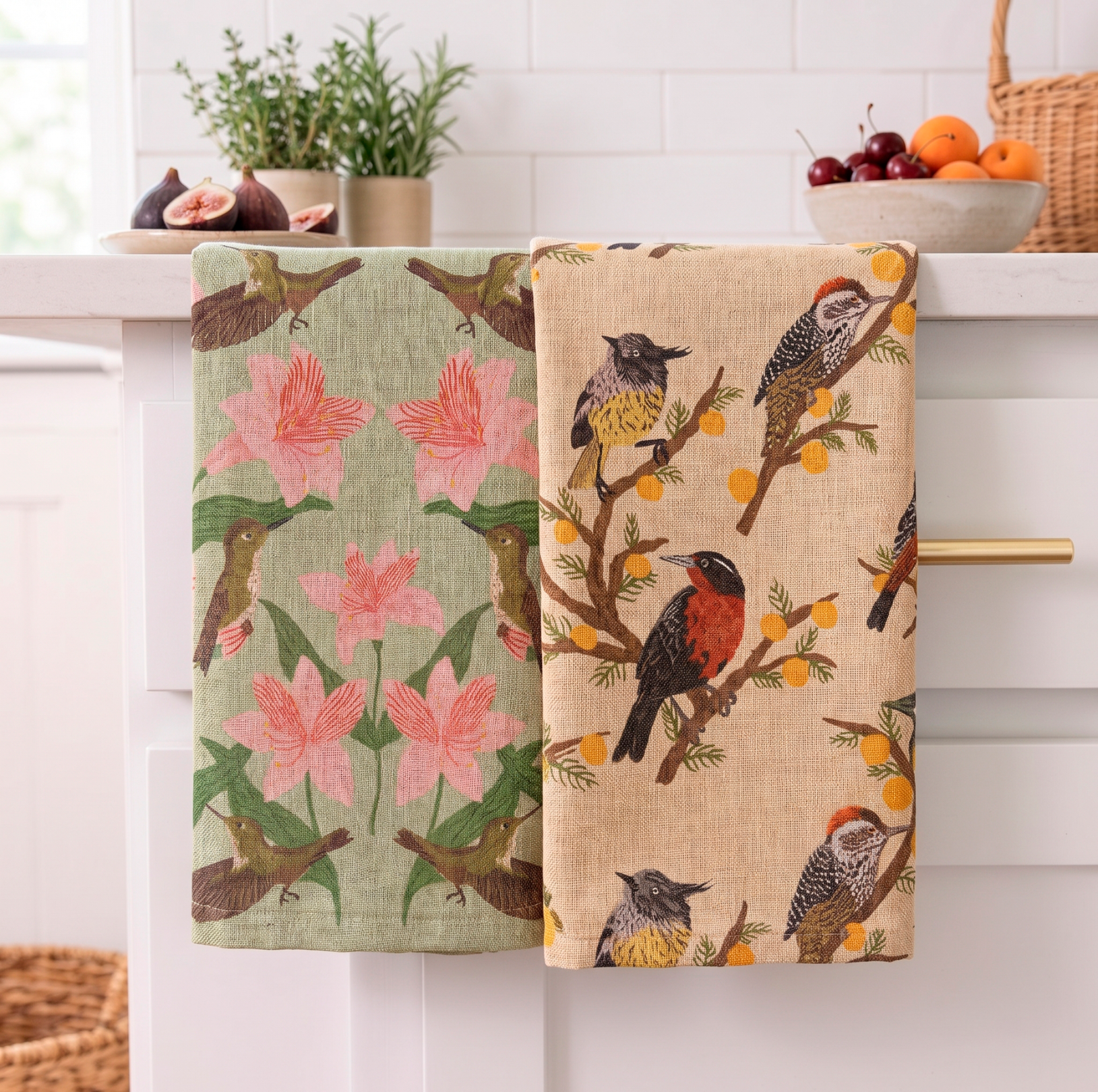 Pack de 2 paños de cocina, diseño aves de chile sobre mesón de cocina.