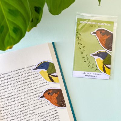 marcapaginas-magneticos-aves-flora-fauna-libro-superior Marcapáginas magnéticos aves en uso en libro abierto, con ilustraciones de flora y fauna nativa de Chile, vista superior